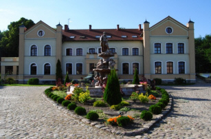 Hotel herenhuis buitenhuis aan meer paardrijden restaurant conferenties vakantie in Polen